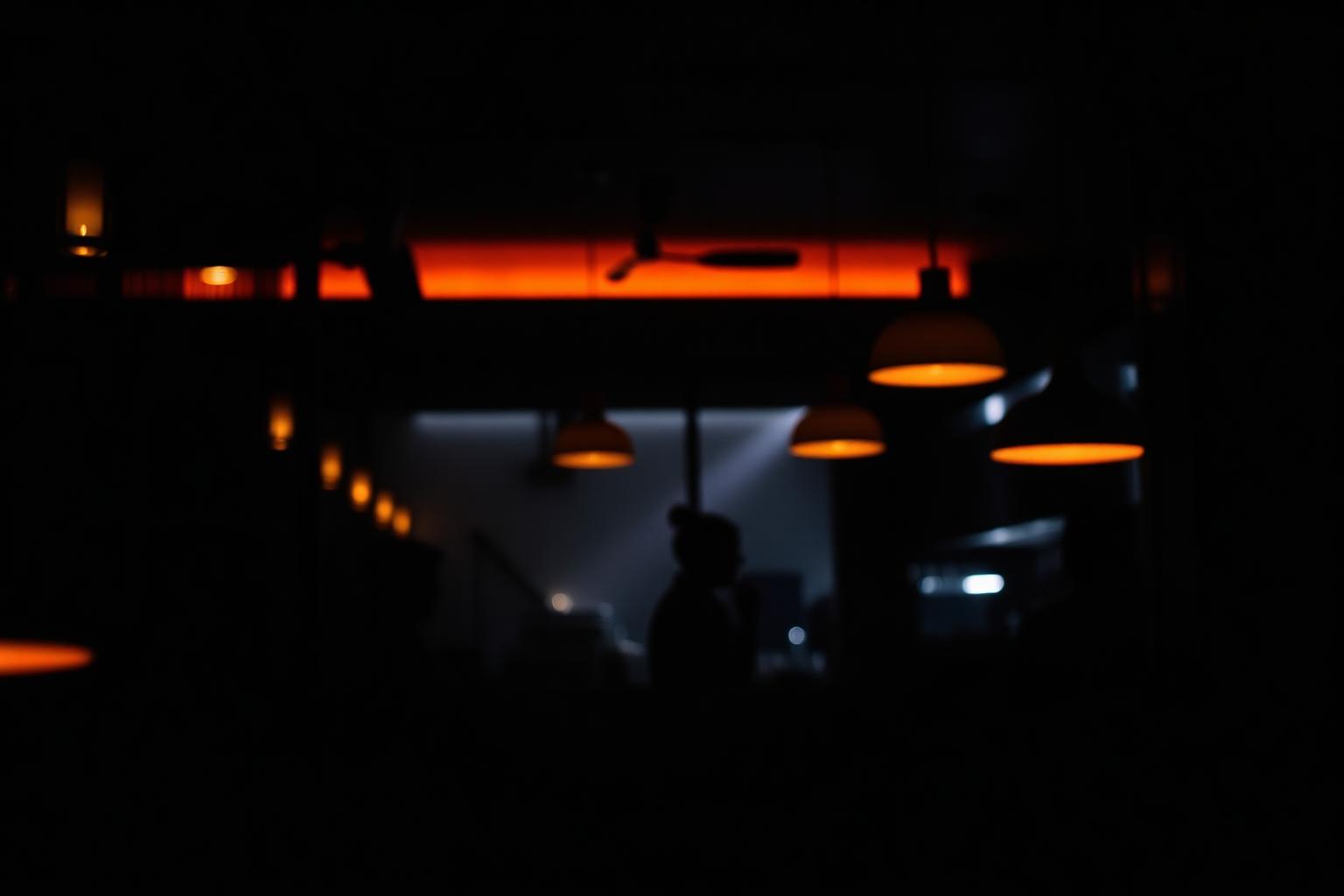 Interior de restaurante com iluminação âmbar